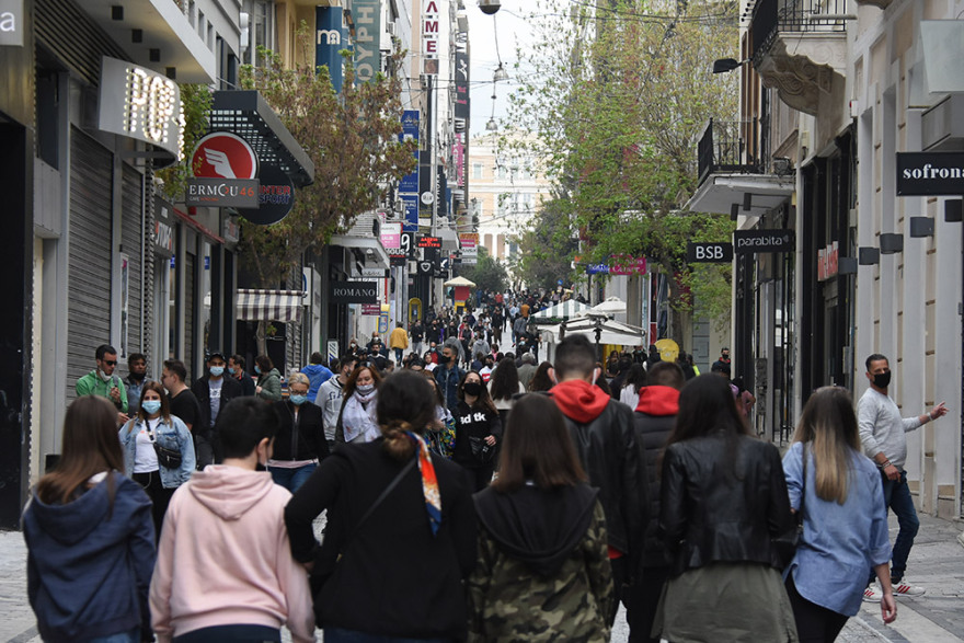 Το αδιαχώρητο σε Ερμού και Μοναστηράκι παρά τη συννεφιά και τα κλειστά μαγαζιά