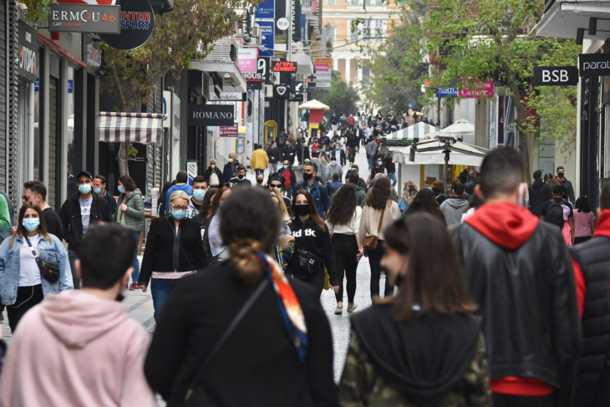 Το αδιαχώρητο σε Ερμού και Μοναστηράκι παρά τη συννεφιά και τα κλειστά μαγαζιά