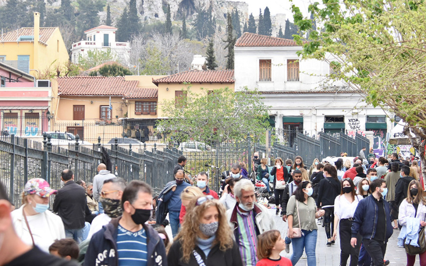 Το αδιαχώρητο σε Ερμού και Μοναστηράκι παρά τη συννεφιά και τα κλειστά μαγαζιά
