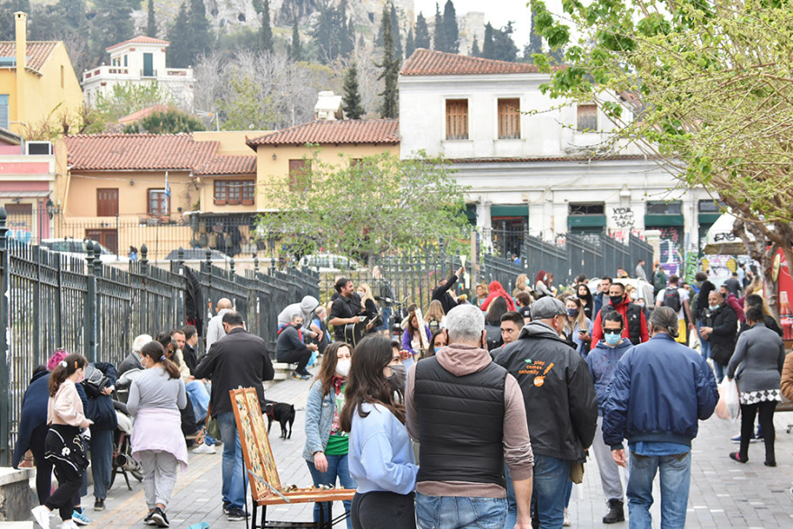 Το αδιαχώρητο σε Ερμού και Μοναστηράκι παρά τη συννεφιά και τα κλειστά μαγαζιά