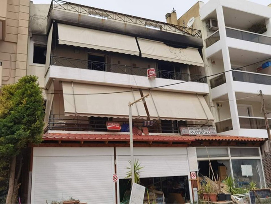 Νέα Ερυθραία: Αποκοιμήθηκε με το τσιγάρο αναμμένο δίπλα στη σόμπα και έχασε τη ζωή του - Διασωληνώθηκε η μητέρα του