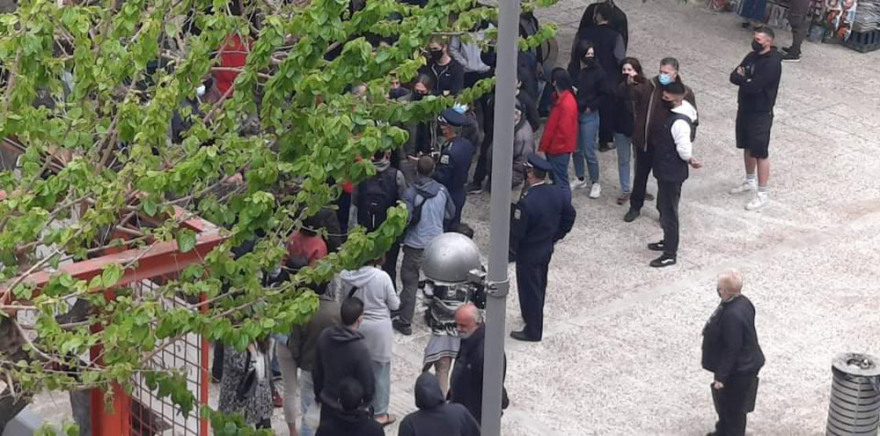 Πλατεία Βαρνάβα: Έγινε διαμαρτυρία για την παρουσία των αστυνομικών - Δείτε φωτογραφίες