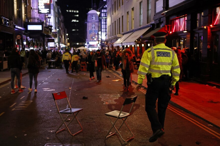 Βρετανία: Το αδιαχώρητο και πάλι στις παμπ - Μάχη από τους αστυνομικούς για μάσκες και αποστάσεις