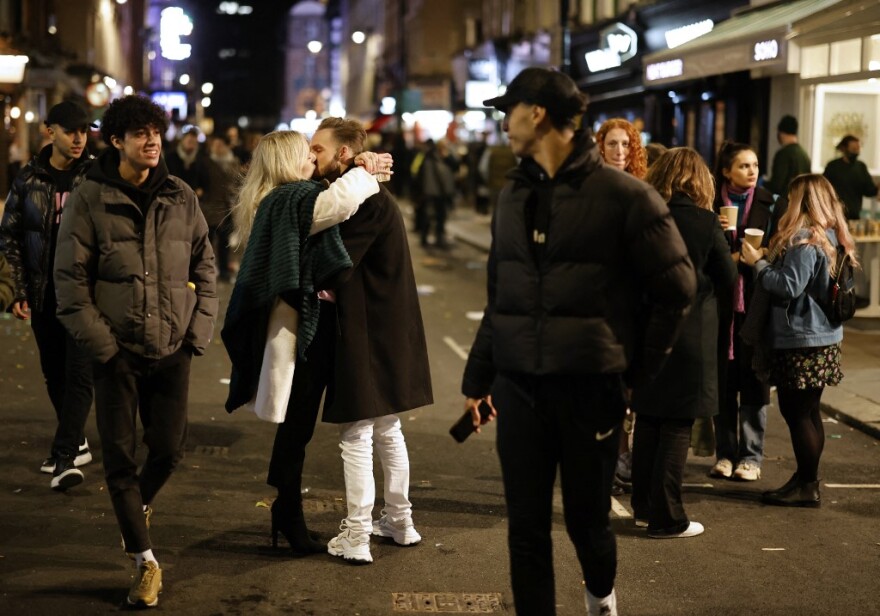 Βρετανία: Το αδιαχώρητο και πάλι στις παμπ - Μάχη από τους αστυνομικούς για μάσκες και αποστάσεις