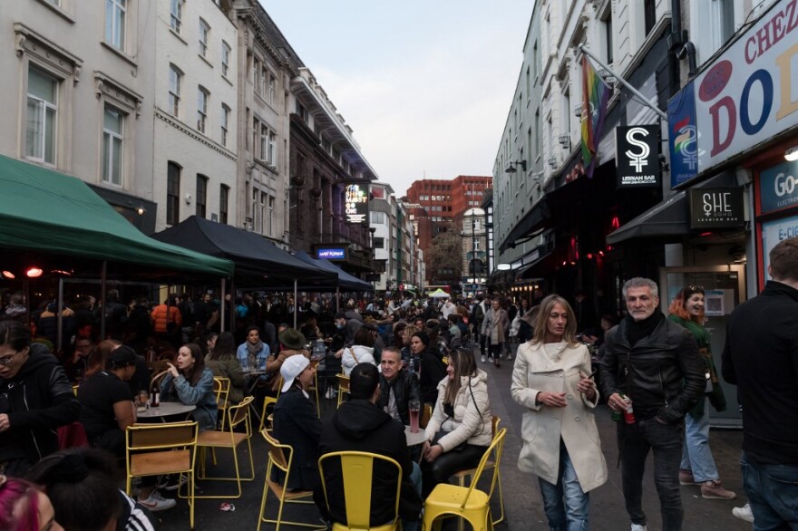 Βρετανία: Το αδιαχώρητο και πάλι στις παμπ - Μάχη από τους αστυνομικούς για μάσκες και αποστάσεις