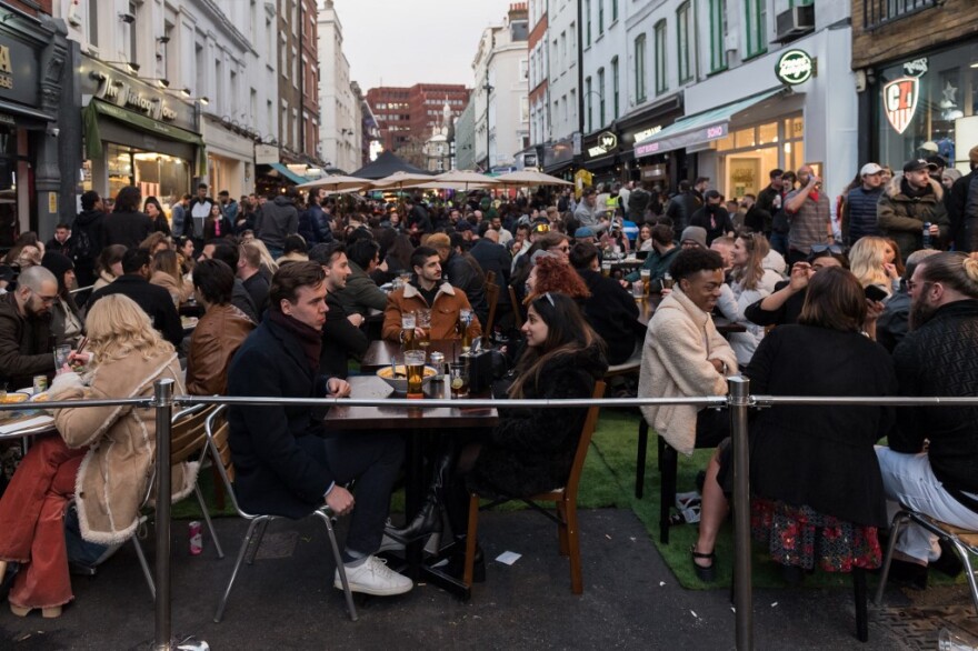 Βρετανία: Το αδιαχώρητο και πάλι στις παμπ - Μάχη από τους αστυνομικούς για μάσκες και αποστάσεις