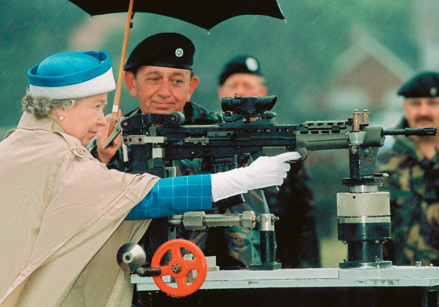 Στο μυαλό της Ελισάβετ: Μένει ή δίνει το...  Crown στον Κάρολο