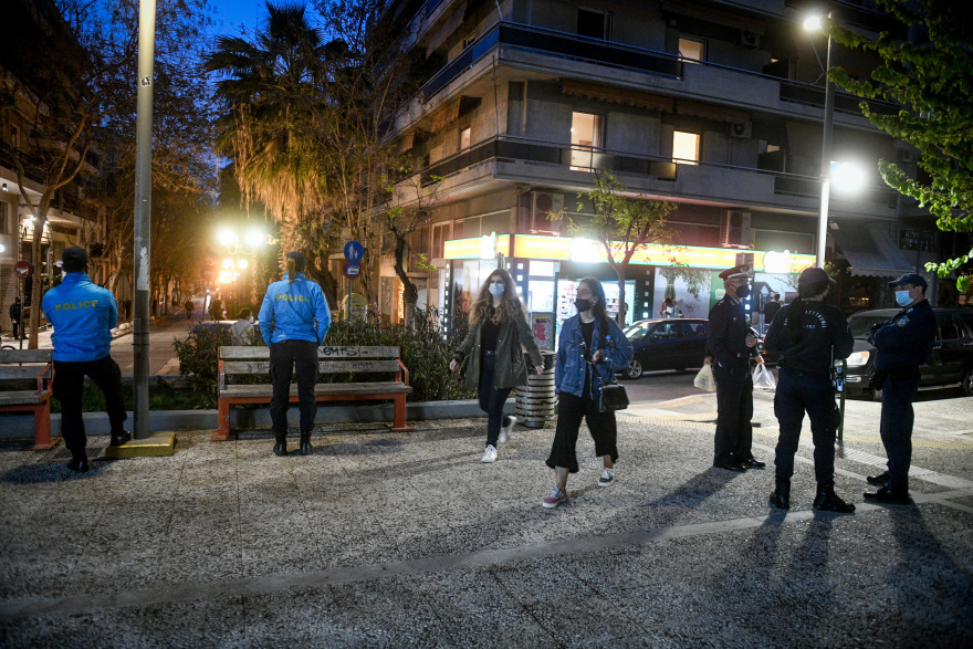 Lockdown: Χαμός... χθες στις πλατείες και απόψε στα νοσοκομεία