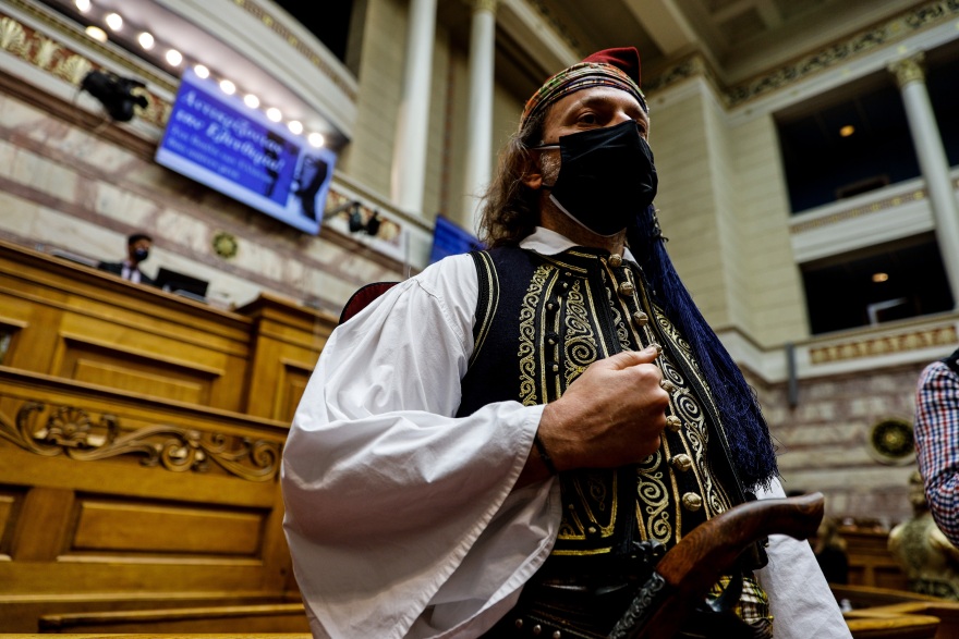 Εντυπωσιακή φωταγώγηση της Βουλής για τα 200 χρόνια από την Επανάσταση του ’21