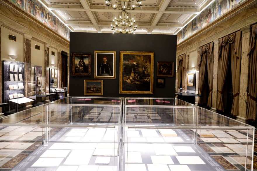 Εντυπωσιακή φωταγώγηση της Βουλής για τα 200 χρόνια από την Επανάσταση του ’21