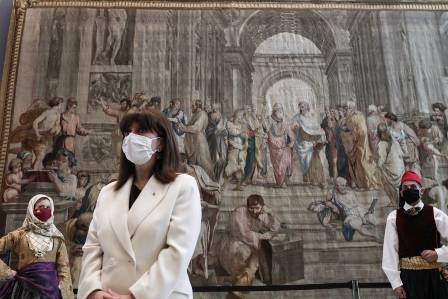 Εντυπωσιακή φωταγώγηση της Βουλής για τα 200 χρόνια από την Επανάσταση του ’21