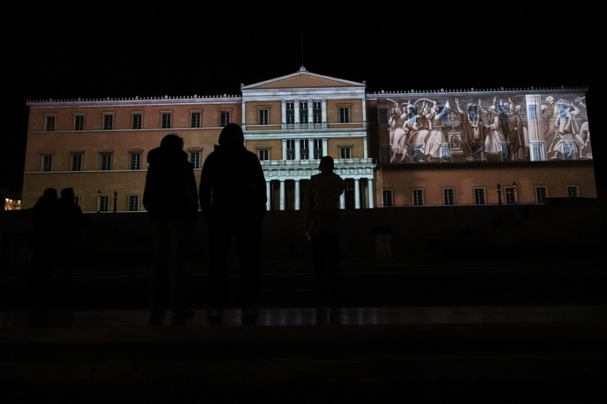 Εντυπωσιακή φωταγώγηση της Βουλής για τα 200 χρόνια από την Επανάσταση του ’21