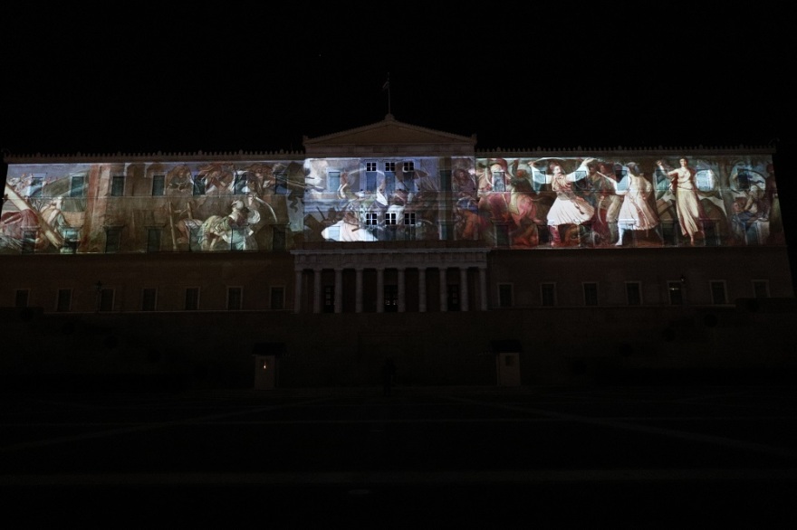 Εντυπωσιακή φωταγώγηση της Βουλής για τα 200 χρόνια από την Επανάσταση του ’21