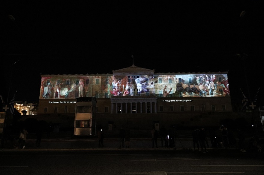 Εντυπωσιακή φωταγώγηση της Βουλής για τα 200 χρόνια από την Επανάσταση του ’21