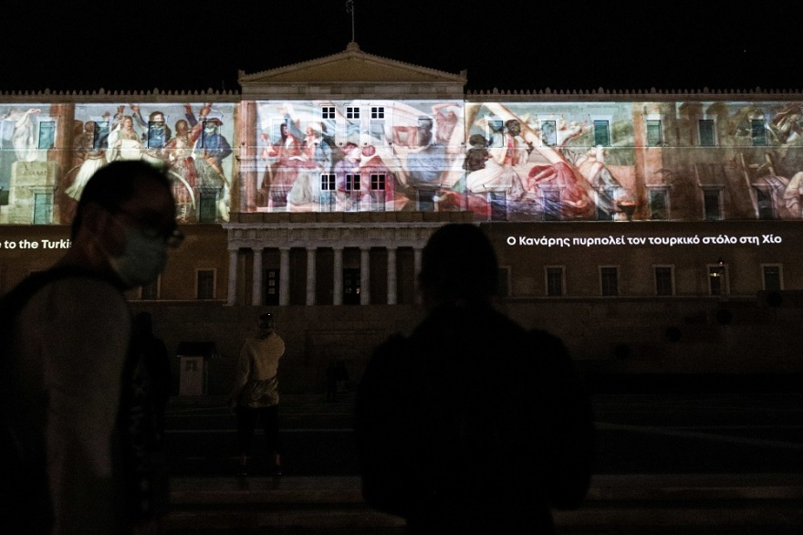 Εντυπωσιακή φωταγώγηση της Βουλής για τα 200 χρόνια από την Επανάσταση του ’21