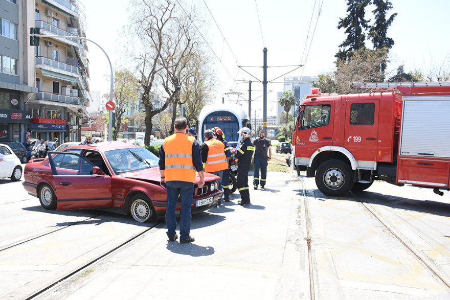 Τροχαίο στο Νέο Κόσμο: Σύγκρουση τραμ με ΙΧ