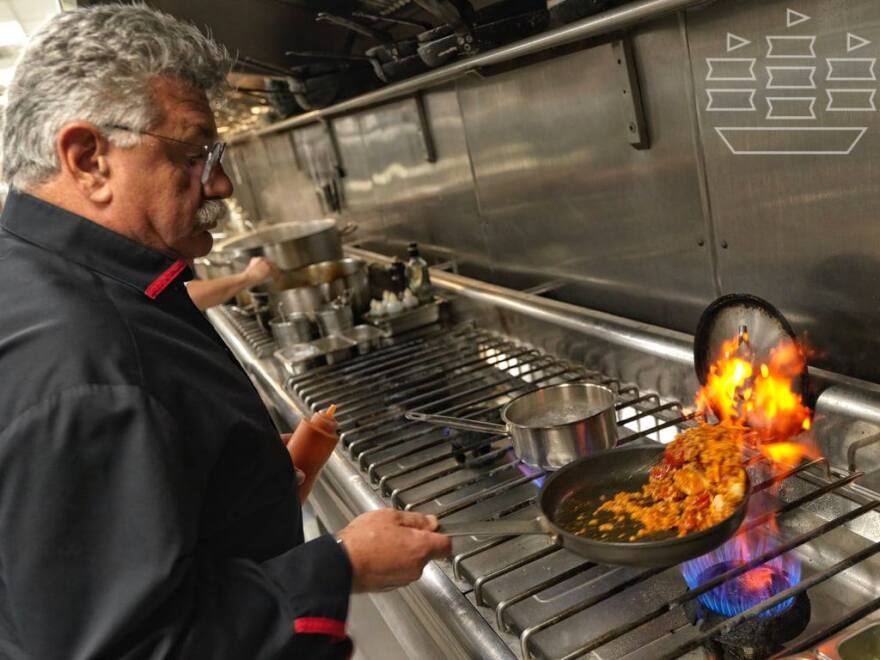 Κορωνοϊός: Άνοιγμα της εστίασης με ατομική ευθύνη προτείνει ο Λευτέρης Λαζάρου 