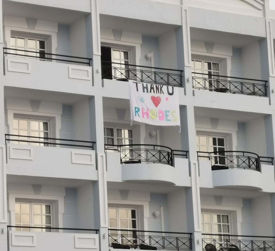 Ρόδος: Φεύγουν κι αφήνουν πίσω τους... ένα πανό στο μπαλκόνι οι 189 Ολλανδοί τουρίστες