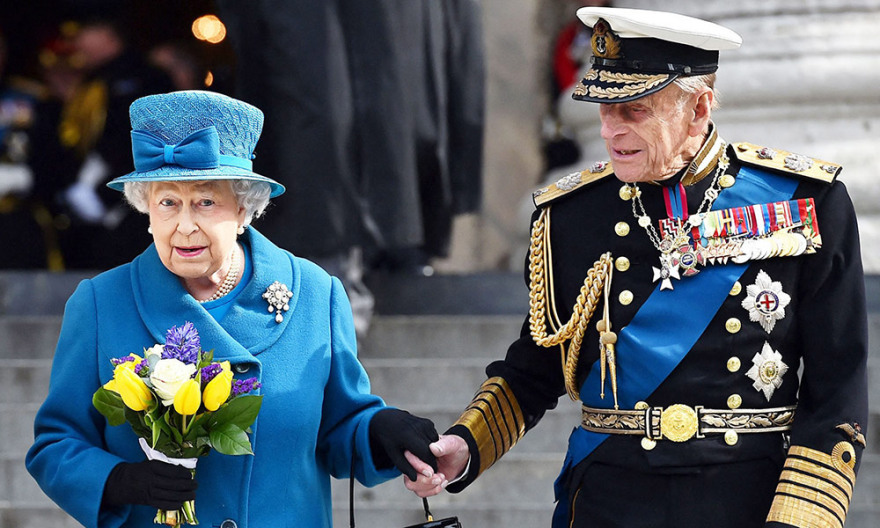 Στο μυαλό της Ελισάβετ: Μένει ή δίνει το...  Crown στον Κάρολο