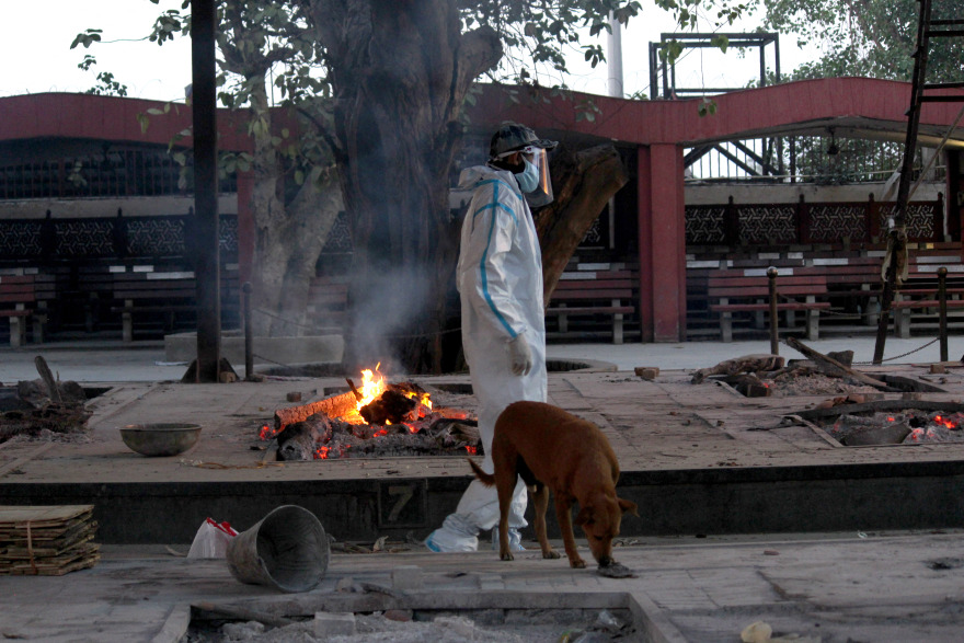 Κορωνοϊός - «Σαρώνει» η ινδική μετάλλαξη: Καίνε τους νεκρούς σε κρεματόρια στο Δελχί - Η Βρετανία κλείνει τα σύνορα