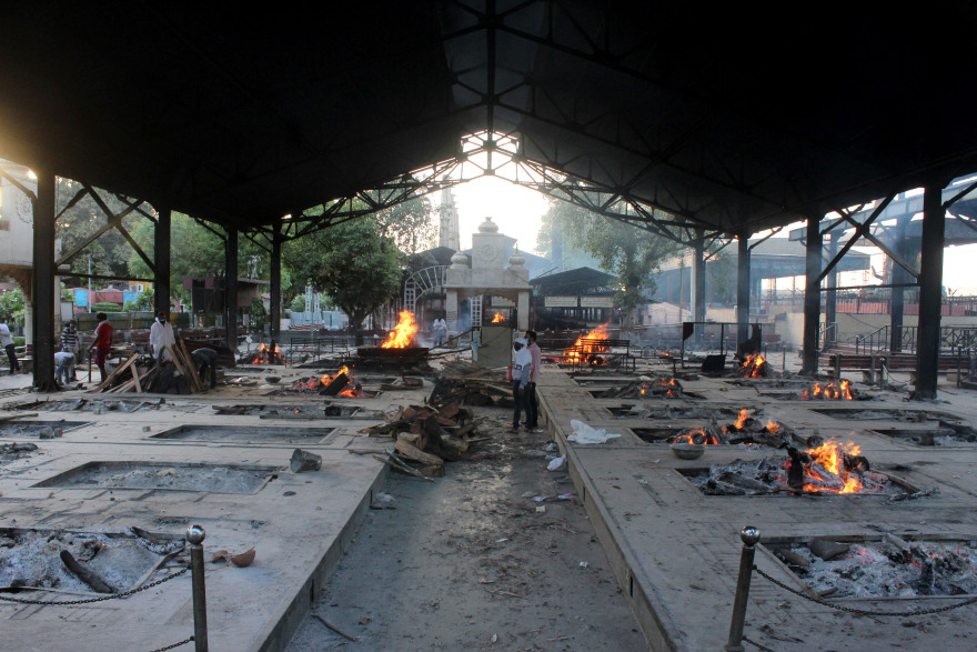 Κορωνοϊός - «Σαρώνει» η ινδική μετάλλαξη: Καίνε τους νεκρούς σε κρεματόρια στο Δελχί - Η Βρετανία κλείνει τα σύνορα