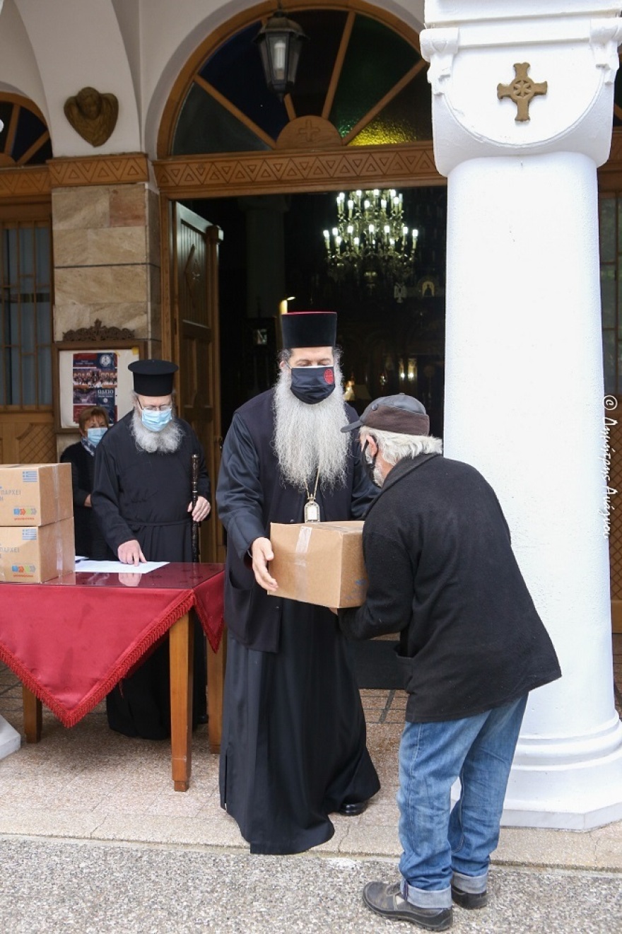 Αποστολή: Μοίρασε 20.000 γεύματα για το Πάσχα στη Φθιώτιδα
