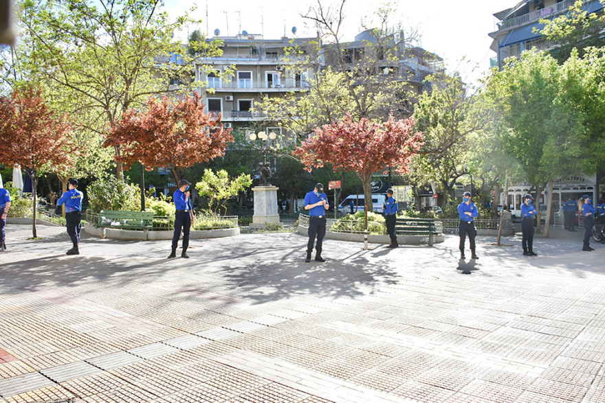 Δείτε βίντεο: «Έφοδος της ΕΛ.ΑΣ» στην Πλατεία Βαρνάβα για την αποτροπή νέων κορωνοπάρτι