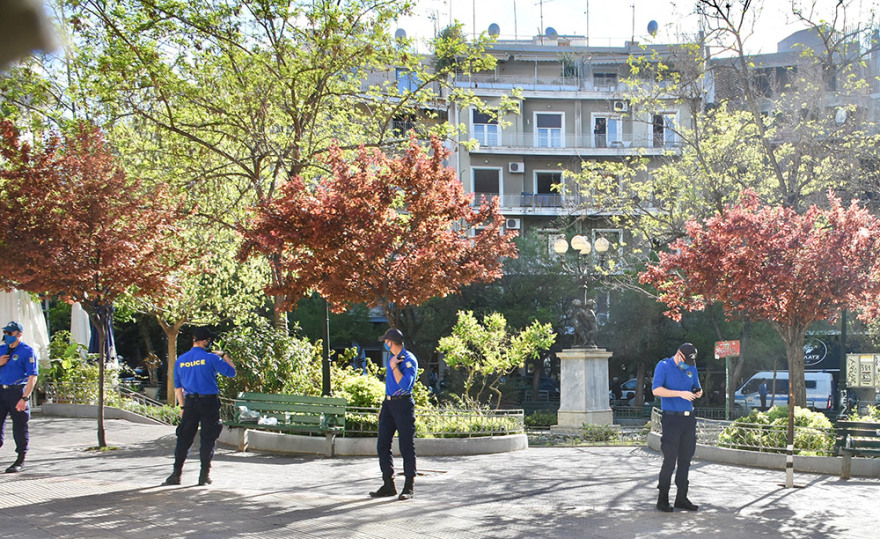 Δείτε βίντεο: «Έφοδος της ΕΛ.ΑΣ» στην Πλατεία Βαρνάβα για την αποτροπή νέων κορωνοπάρτι