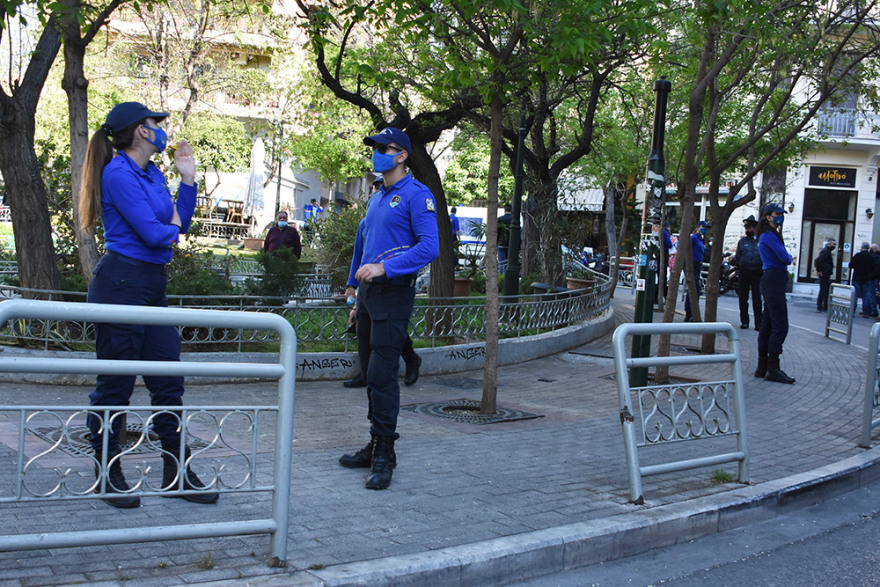 Δείτε βίντεο: «Έφοδος της ΕΛ.ΑΣ» στην Πλατεία Βαρνάβα για την αποτροπή νέων κορωνοπάρτι