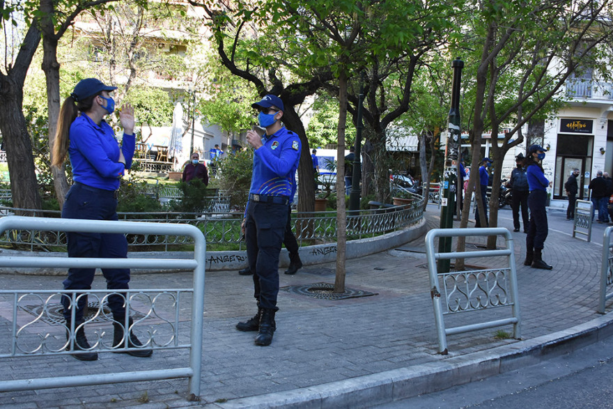 Δείτε βίντεο: «Έφοδος της ΕΛ.ΑΣ» στην Πλατεία Βαρνάβα για την αποτροπή νέων κορωνοπάρτι