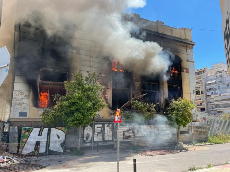 Φωτιά σε εγκαταλελειμμένο κτήριο στον Πειραιά, (Σκυλίτση και Δεληγιώργη) - Τεράστιο μποτιλιάρισμα