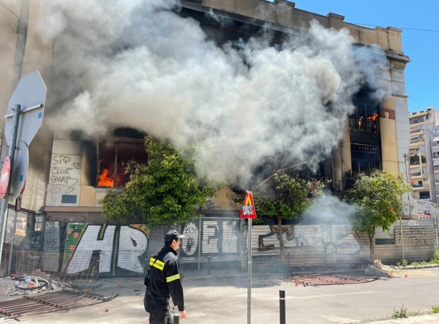 Φωτιά σε εγκαταλελειμμένο κτήριο στον Πειραιά, (Σκυλίτση και Δεληγιώργη) - Τεράστιο μποτιλιάρισμα