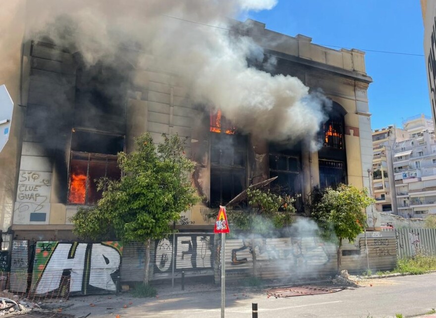 Φωτιά σε εγκαταλελειμμένο κτήριο στον Πειραιά, (Σκυλίτση και Δεληγιώργη) - Τεράστιο μποτιλιάρισμα