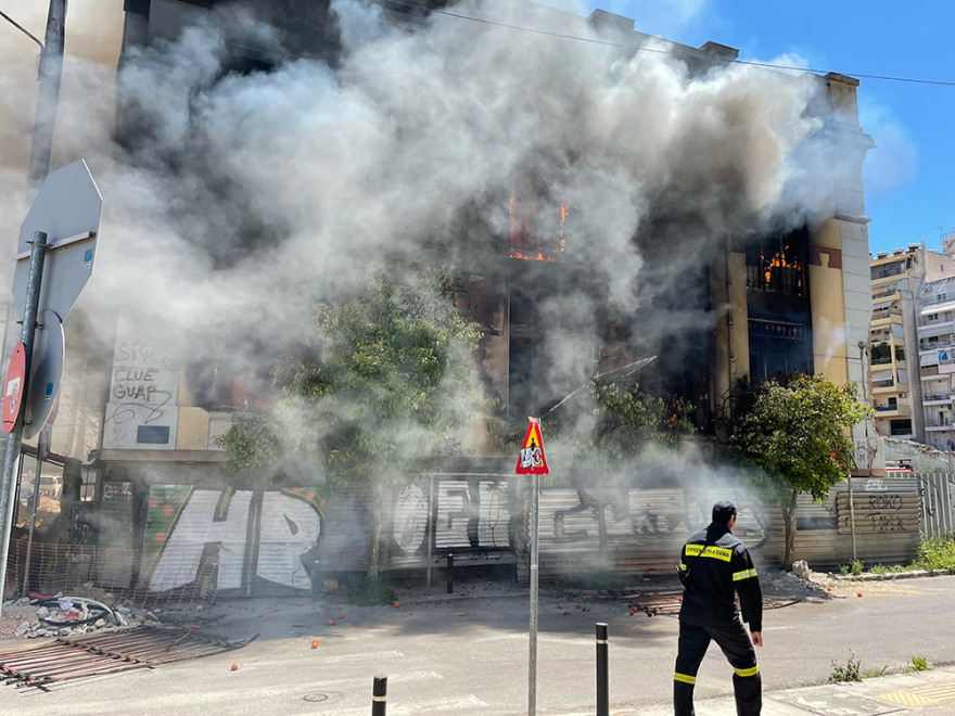 Φωτιά σε εγκαταλελειμμένο κτήριο στον Πειραιά, (Σκυλίτση και Δεληγιώργη) - Τεράστιο μποτιλιάρισμα