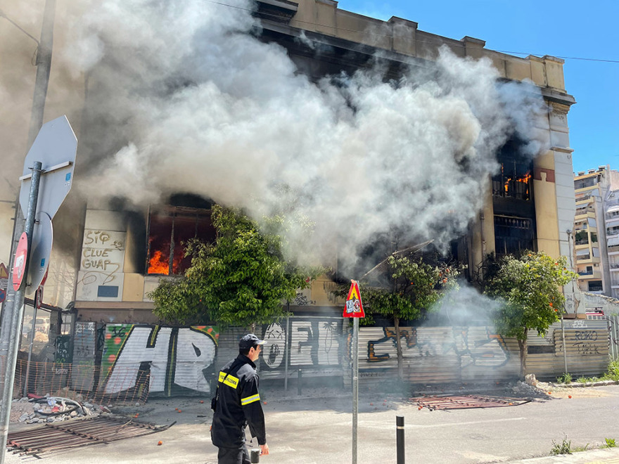 Φωτιά σε εγκαταλελειμμένο κτήριο στον Πειραιά, (Σκυλίτση και Δεληγιώργη) - Τεράστιο μποτιλιάρισμα
