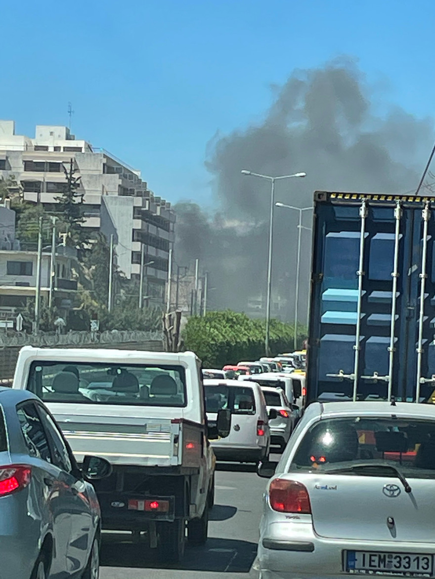 Φωτιά σε εγκαταλελειμμένο κτήριο στον Πειραιά, (Σκυλίτση και Δεληγιώργη) - Τεράστιο μποτιλιάρισμα