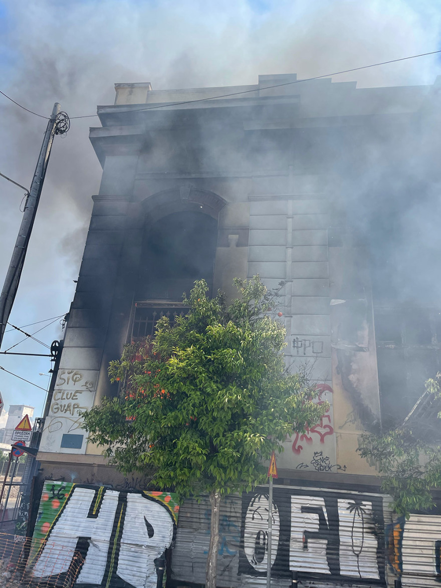 Φωτιά σε εγκαταλελειμμένο κτήριο στον Πειραιά, (Σκυλίτση και Δεληγιώργη) - Τεράστιο μποτιλιάρισμα