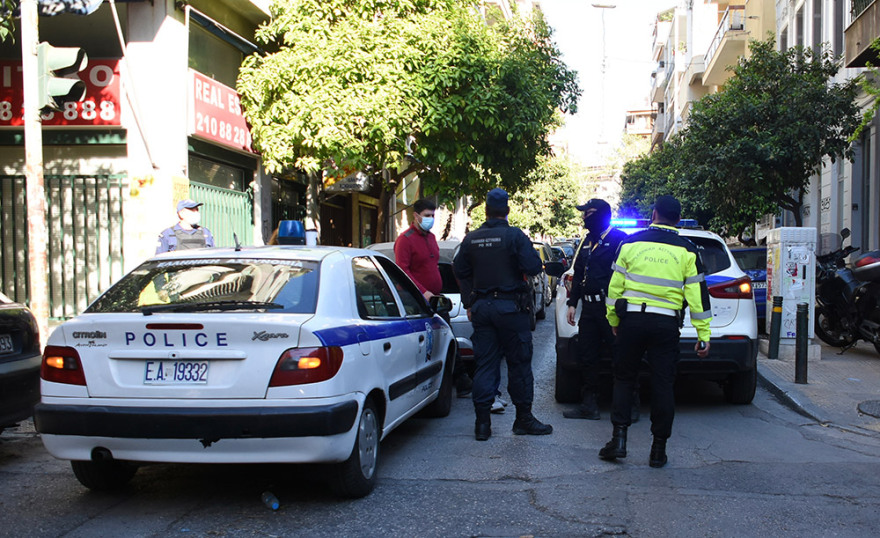 Δείτε βίντεο: «Έφοδος της ΕΛ.ΑΣ» στην Πλατεία Βαρνάβα για την αποτροπή νέων κορωνοπάρτι