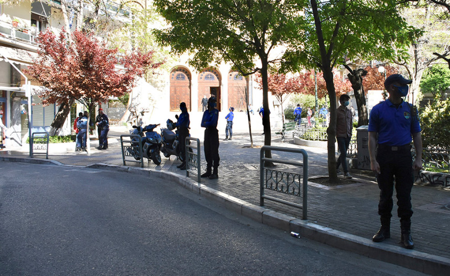 Δείτε βίντεο: «Έφοδος της ΕΛ.ΑΣ» στην Πλατεία Βαρνάβα για την αποτροπή νέων κορωνοπάρτι