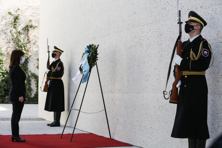 Σακελλαροπούλου: Αδήριτη ανάγκη η προάσπιση της ελευθερίας, της Δημοκρατίας και των ανθρωπίνων διακιωμάτων