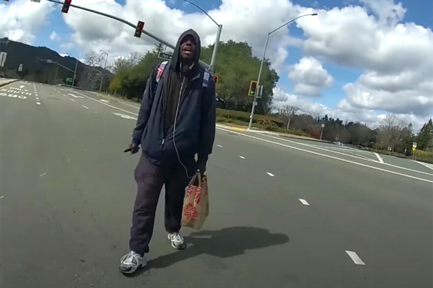 Βίντεο: Αστυνομικός στην Καλιφόρνια πυροβολεί και σκοτώνει άστεγο που κρατούσε μαχαίρι