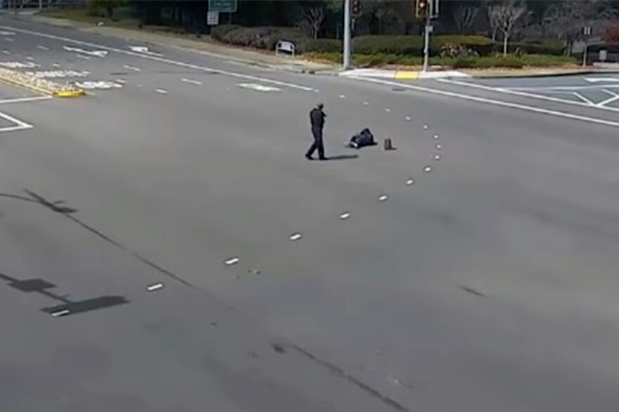 Βίντεο: Αστυνομικός στην Καλιφόρνια πυροβολεί και σκοτώνει άστεγο που κρατούσε μαχαίρι