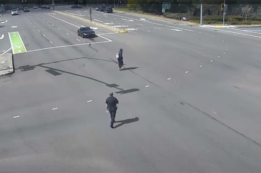 Βίντεο: Αστυνομικός στην Καλιφόρνια πυροβολεί και σκοτώνει άστεγο που κρατούσε μαχαίρι