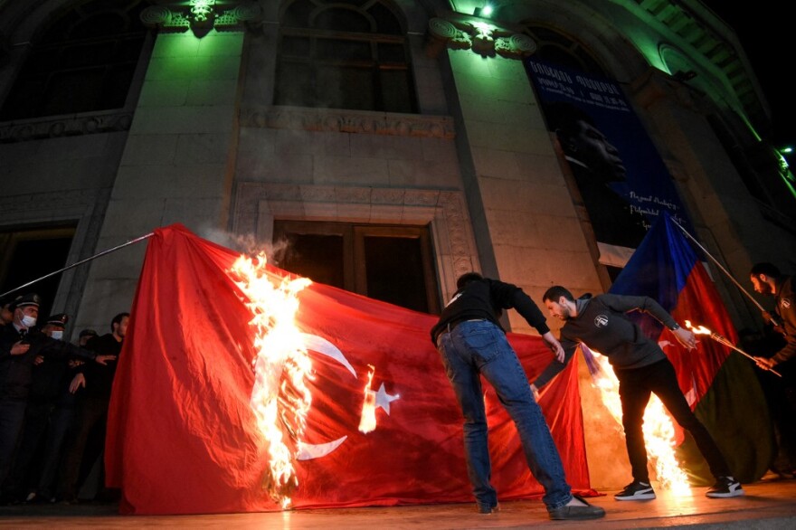 Αρμενία: Ογκώδες πλήθος με σημαίες και πυρσούς αποτίει  φόρο τιμής στα θύματα της γενοκτονίας