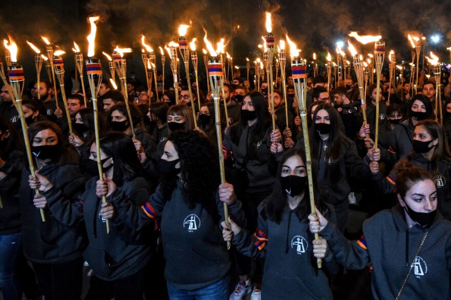 Αρμενία: Ογκώδες πλήθος με σημαίες και πυρσούς αποτίει  φόρο τιμής στα θύματα της γενοκτονίας