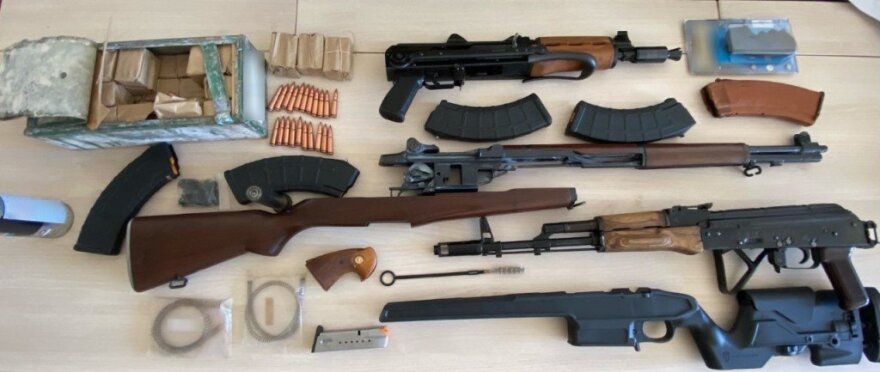 Χειροπέδες σε συμμορία που πουλούσε όπλα σε Κρήτη και Αττική