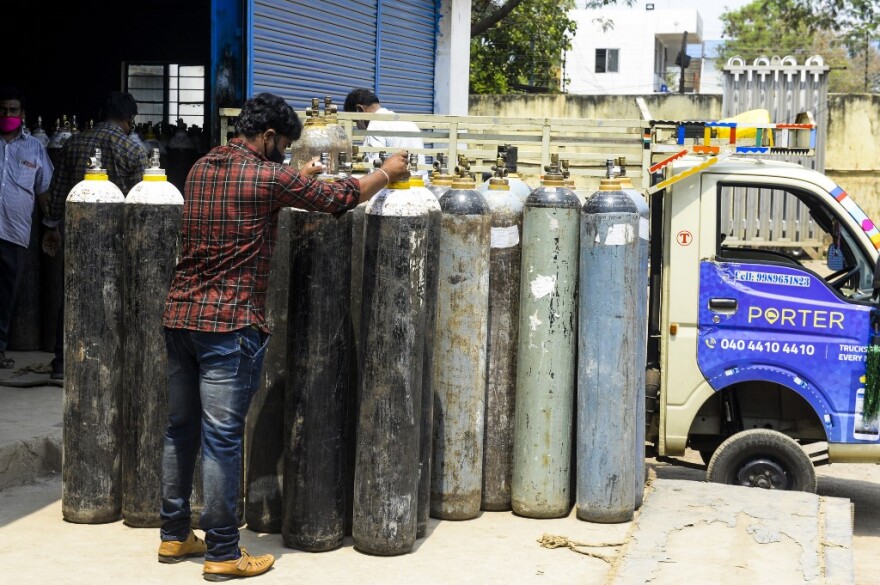 Κορωνοϊός: «Βυθίζεται» στο χάος η Ινδία - Παγκόσμιο ρεκόρ κρουσμάτων σε μια μέρα με 346.700 μολύνσεις 