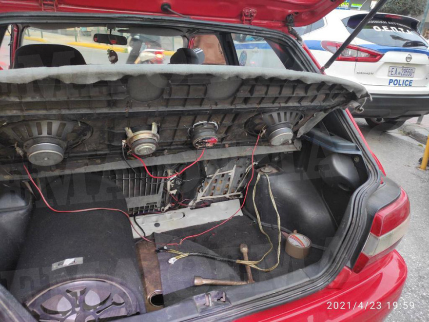 Στα χέρια της ΕΛ.ΑΣ. τα αυτοκίνητα - τζουκ μποξ των dj από τα κορωνοπάρτι - Δείτε φωτογραφίες