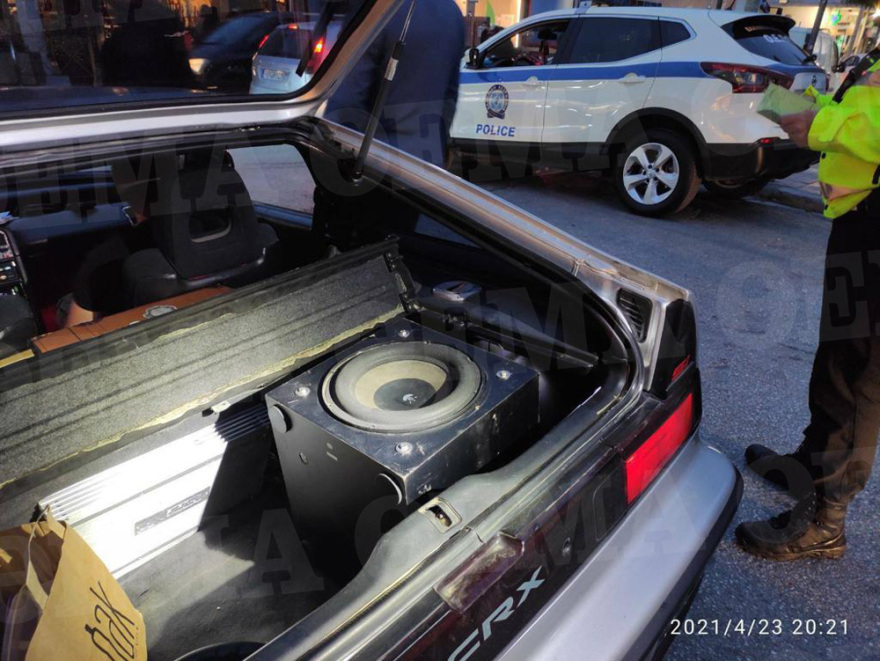 Στα χέρια της ΕΛ.ΑΣ. τα αυτοκίνητα - τζουκ μποξ των dj από τα κορωνοπάρτι - Δείτε φωτογραφίες