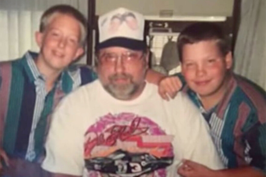 Έβαλε τις στάχτες του πατέρα του σε μπάλα του μπόουλινγκ και πέτυχε το «τέλειο παιχνίδι» - Δείτε βίντεο